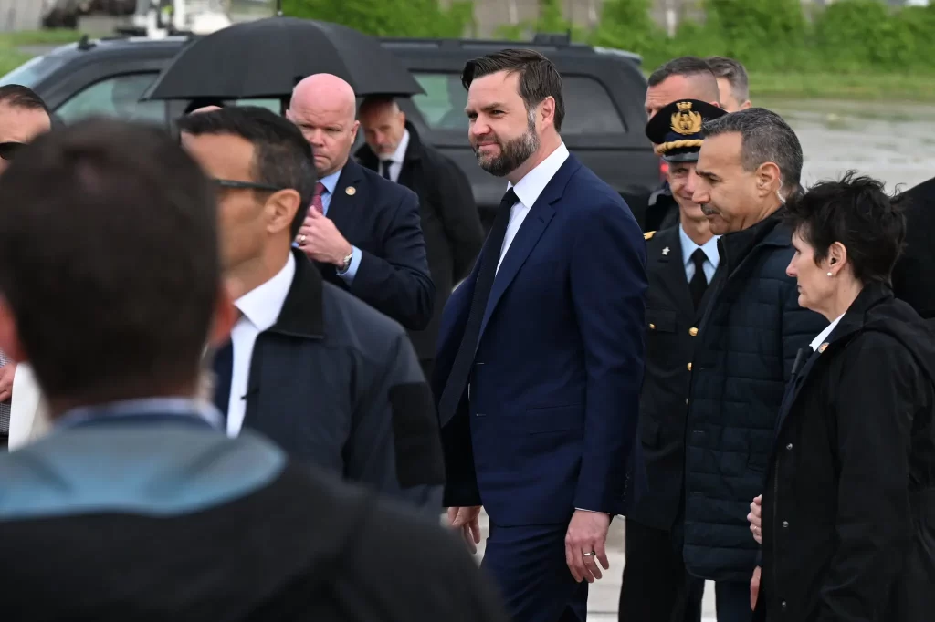 “JD Vance se equivoca”: el papa León XIV marca distancia con la agenda migratoria de Trump