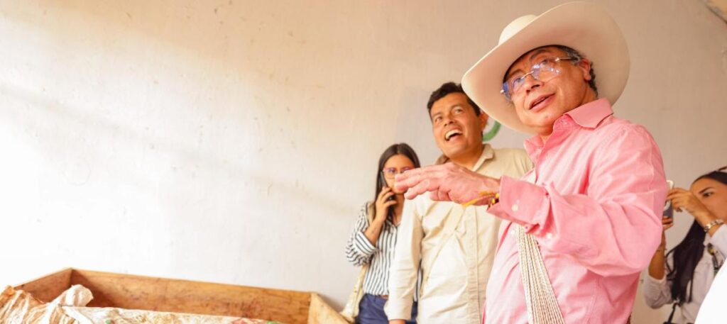 Petro denuncia complot internacional en su contra y señala a jefe gremial y senador estadounidense