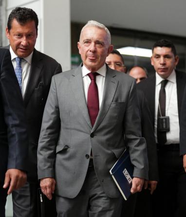 Juicio contra Álvaro Uribe. Tras descartar testimonio de su hermano, su abogado Juan Felipe Amaya será llamado como testigo