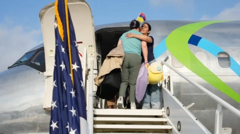 Primer grupo de colombianos “autodeportados” desde Estados Unidos llega al país