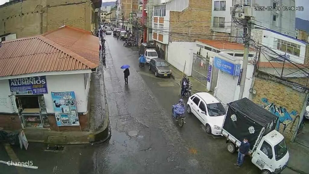 Hurtan documentos y portátil a la salida del colegio Liceo Central