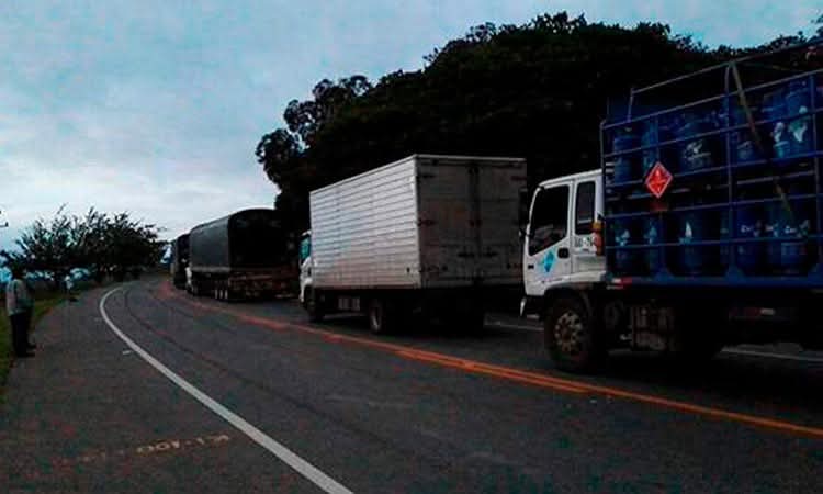 Caravana de camiones fue atacada por hombres armados en la vía Panamericana del Cauca