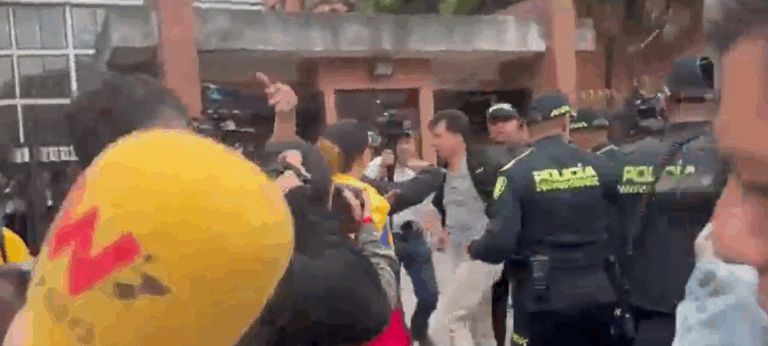 Enfrentamiento entre simpatizantes y detractores de Álvaro Uribe en Paloquemao fue controlado por la Policía