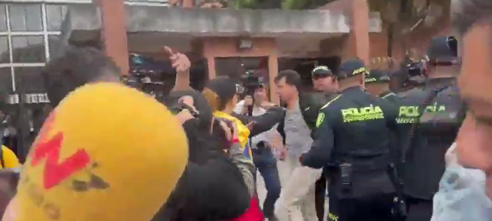 Enfrentamiento entre simpatizantes y detractores de Álvaro Uribe en Paloquemao fue controlado por la Policía