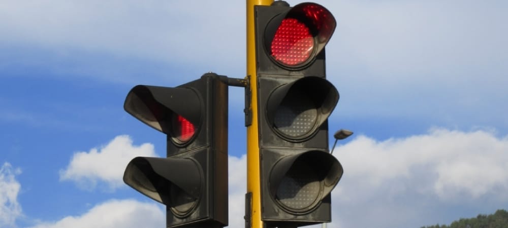 Motociclista se pasa el semáforo en rojo y casi provoca accidente en vía de Pasto