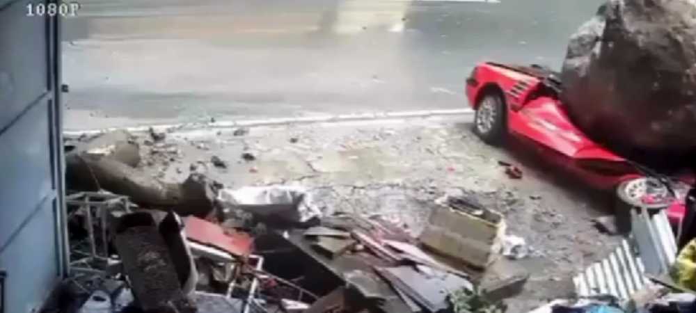 #VideoViral | Una roca gigante cae sobre un coche en Filipinas durante intensas lluvias