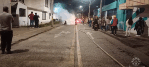 Controlan incendio de motocicleta incinerada por la comunidad