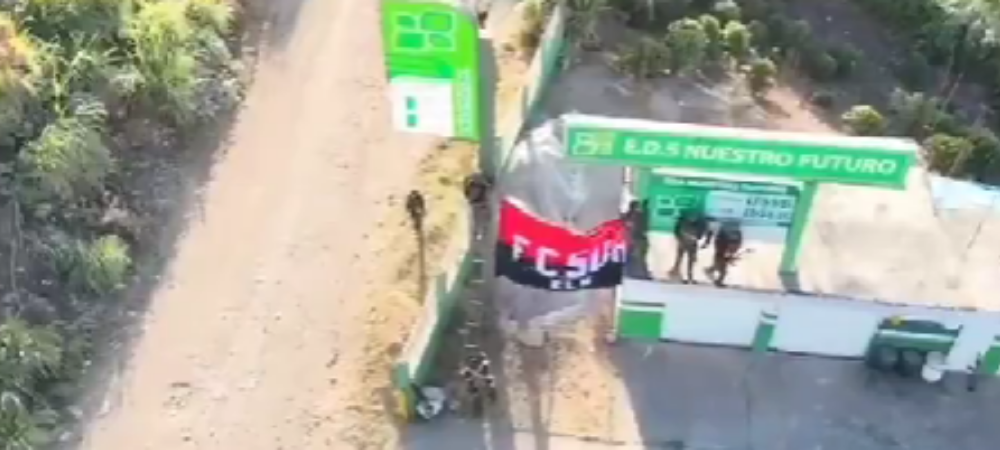 Alerta en La Llanada, instalan bandera de Comuneros del Sur en estación de servicio