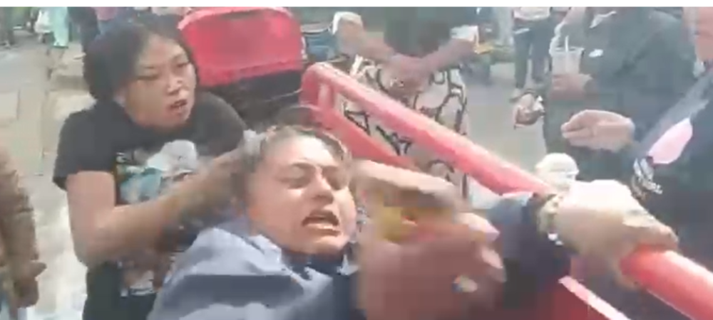 Impactante agresión a funcionaria de la Alcaldía durante operativo