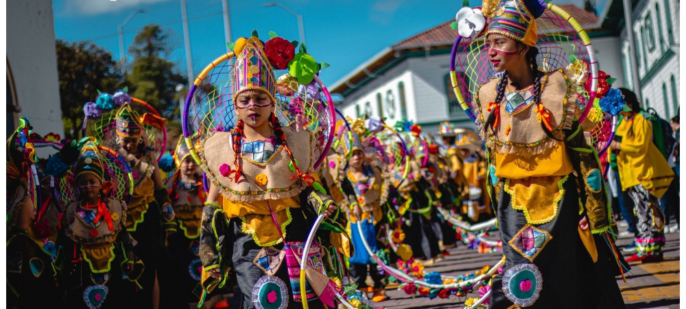 Más de 2.300 estudiantes llenaron de música y color las calles de Pasto durante el Carnaval de la Alegría Estudiantil Imagen: Alcaldía de Pasto – Oficina de Prensa