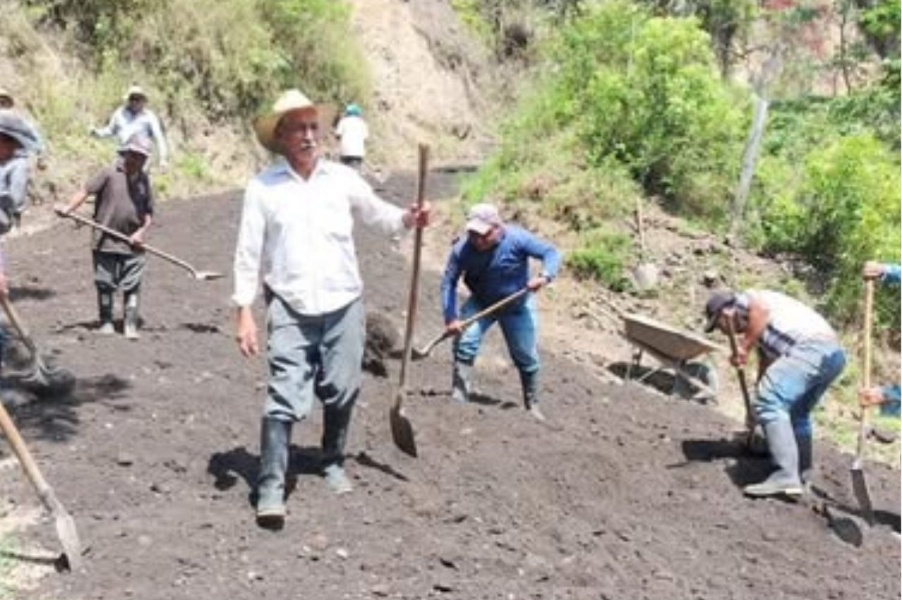 Recuperan la movilidad en la vereda Tapialquer Bajo tras intensas lluvias en Tangua