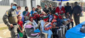 Policías llevan sonrisas a los abuelitos de Policarpa