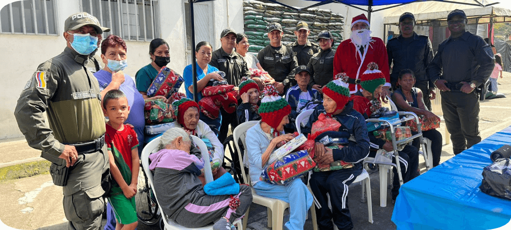 Policías llevan sonrisas a los abuelitos de Policarpa
