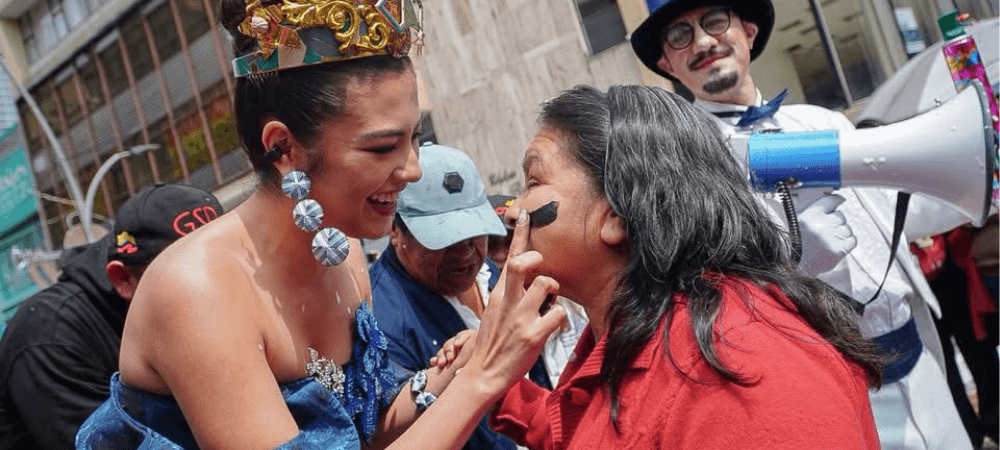 El Carnaval de Negros y Blancos llenó de color y tradición las calles de la capital