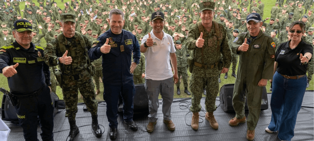 Ministro de Defensa comparte con la Fuerza Pública en Tumaco durante la llegada del correo de la gratitud
