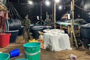 Ejército destruye laboratorio de cocaína en zona rural de Cumbal
