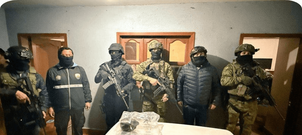 Ejército de Ecuador captura a tres personas y decomisa armamento vinculado a grupos armados ilegales en la frontera