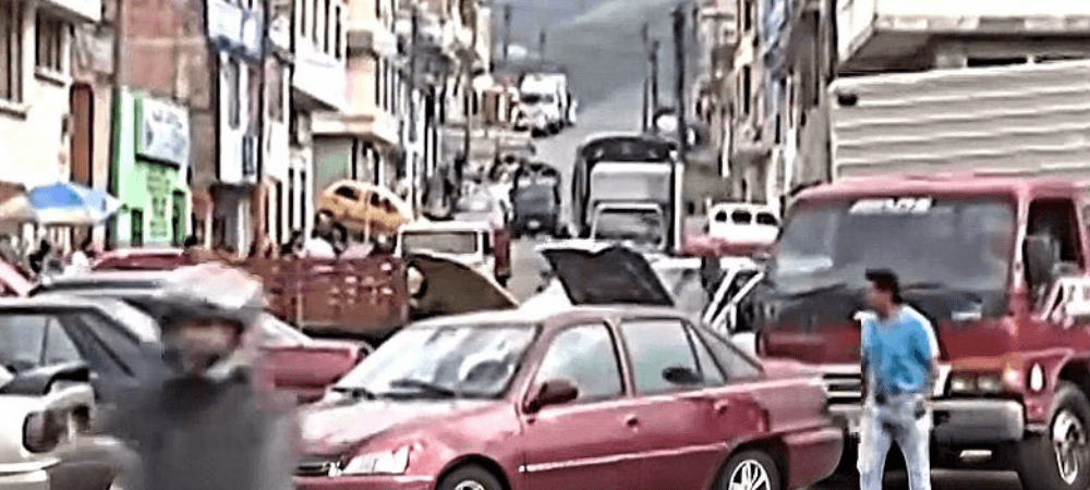 Desalojo de ventas de autos en la avenida Julián Bucheli