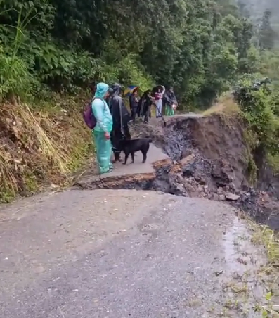 Pérdida total de banca deja incomunicada vía entre Albán y Las Mesas