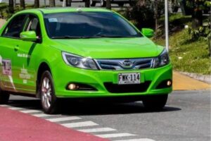 La empresa Flota Guaitara presentó el primer taxi eléctrico en la historia de la ciudad como parte de una apuesta por la movilidad sostenible