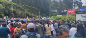 Movilización binacional bloquea vías en Rumichaca contra alza de aranceles