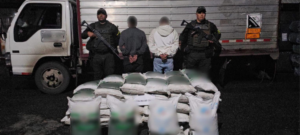 Autoridades hallaron 1.250 kilos de cloruro de calcio ocultos en un furgón en la vía Junín – Pedregal.