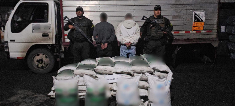 Autoridades hallaron 1.250 kilos de cloruro de calcio ocultos en un furgón en la vía Junín – Pedregal.