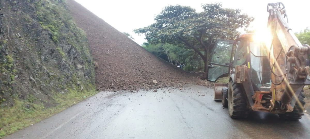 Deslizamientos y pasos restringidos afectan la movilidad en vías de Nariño
