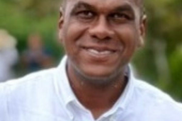 Instalan nuevas luminarias para mejorar condiciones en espacios públicos