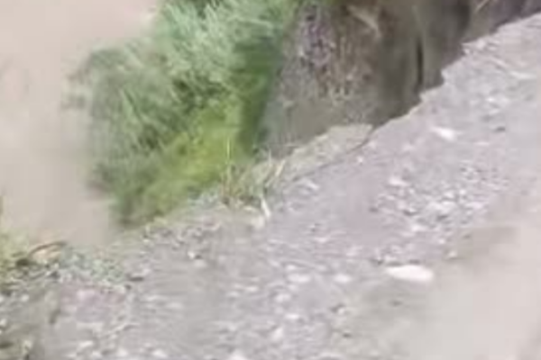 Comunidad advierte riesgo por socavación del río en carretera que conecta con Pasto